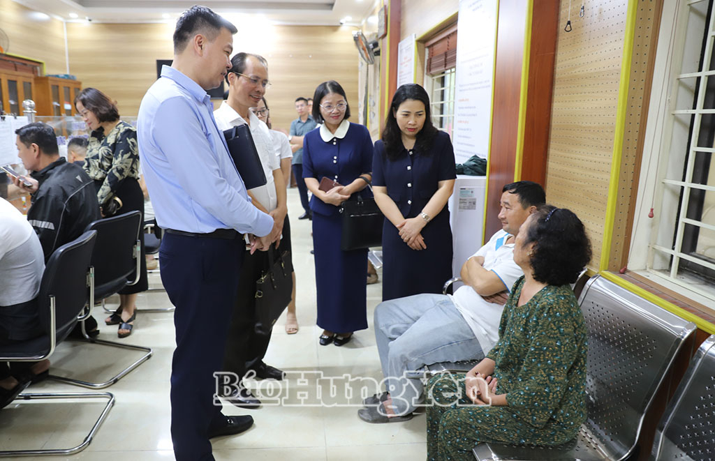 Tổ công tác Ban Tuyên giáo và Dân vận Trung ương trao đổi với người dân làm thủ tục tại Trung tâm phục vụ hành chính công xã Lạc Đạo.