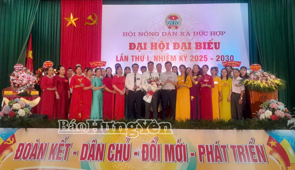Các đại biểu tặng hoa chúc mừng Ban Chấp hành Hội Nông dân xã Đức Hợp, nhiệm kỳ 2025 - 2030. Ảnh: Thu Yến