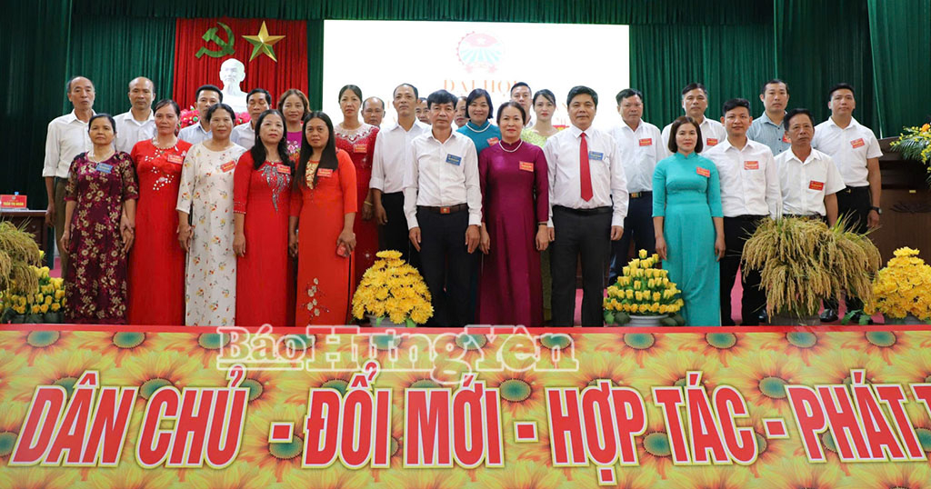 Ban Chấp hành Hội Nông dân xã Ân Thi khóa I, nhiệm kỳ 2025-2030 ra mắt Đại hội. Ảnh: Đào Doan