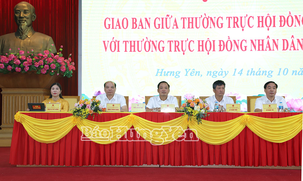 Các đồng chí lãnh đạo HĐND tỉnh chủ trì hội nghị.