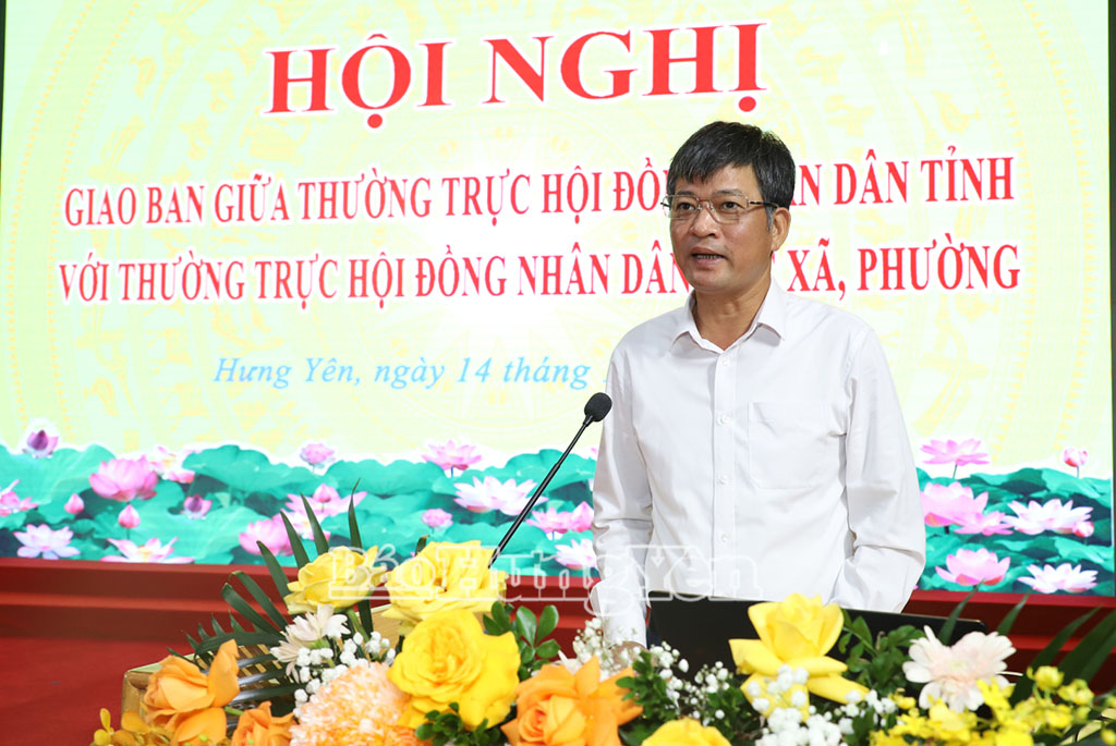 Đồng chí Phó Chủ tịch Thường trực HĐND tỉnh Lê Xuân Tiến điều hành phần thảo luận.