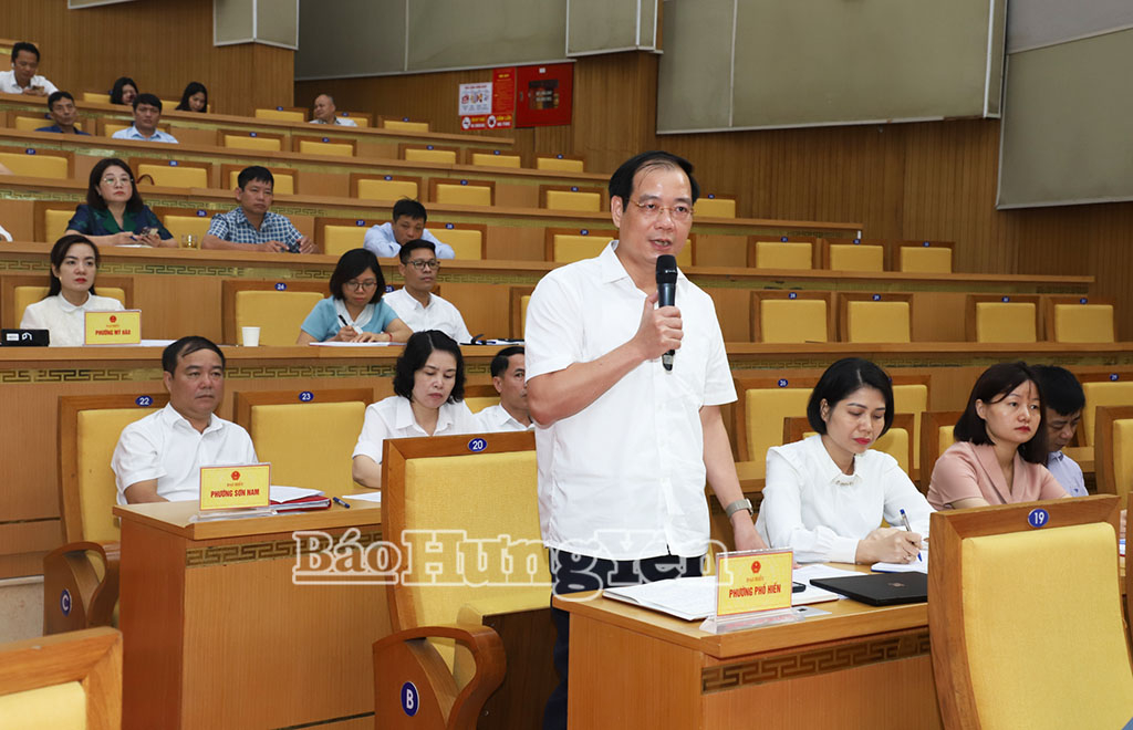 Đại diện Thường trực HĐND phường Phố Hiến thảo luận tại hội nghị.