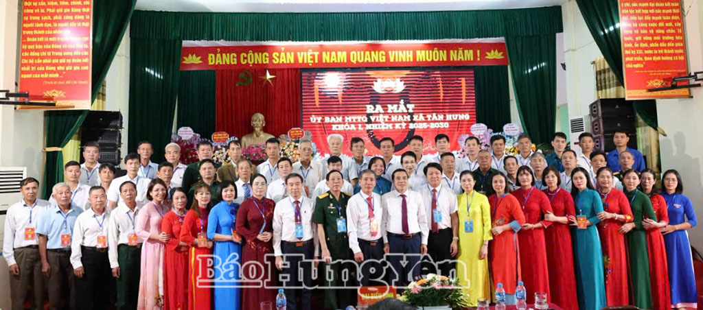 Các đại biểu chụp ảnh lưu niệm cùng Ủy ban MTTQ Việt Nam xã Tân Hưng, nhiệm kỳ 2025-2030. Ảnh Vi Ngoan