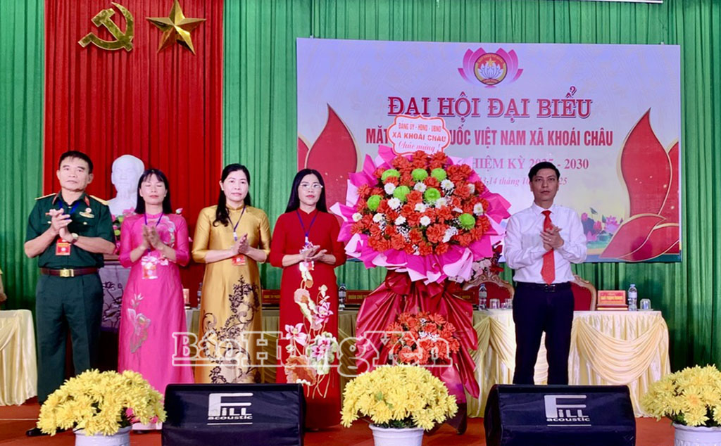 Lãnh đạo xã Khoái Châu tặng hoa chúc mừng Đại hội. Ảnh: Hương Giang
