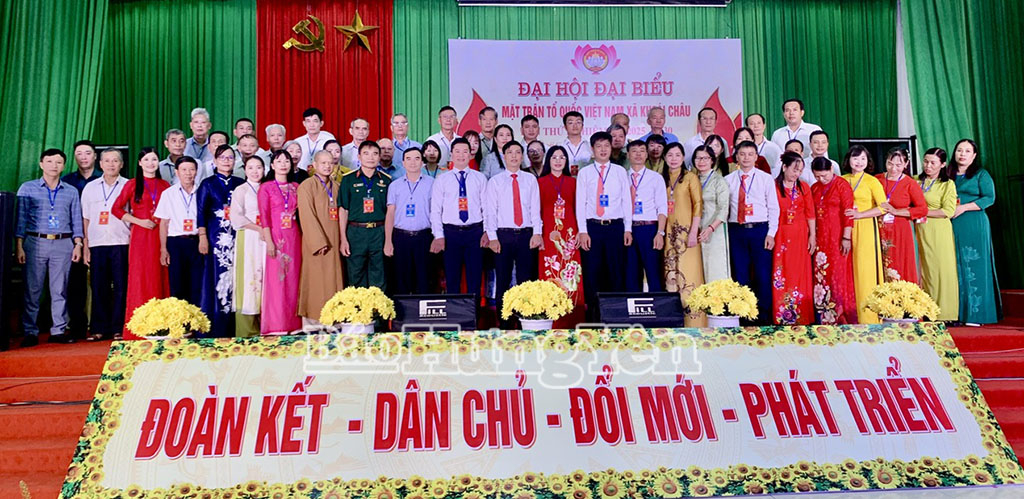 Các đại biểu chụp ảnh lưu niệm cùng Ủy ban MTTQ Việt Nam xã Khoái Châu, nhiệm kỳ 2025-2030. Ảnh: Hương Giang