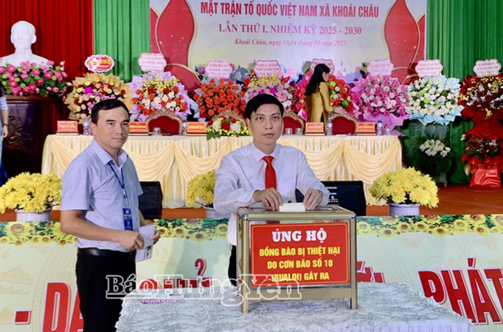 Các đại biểu ủng hộ đồng bào bị thiệt hại do bão lũ gây ra. Ảnh: Hương Giang