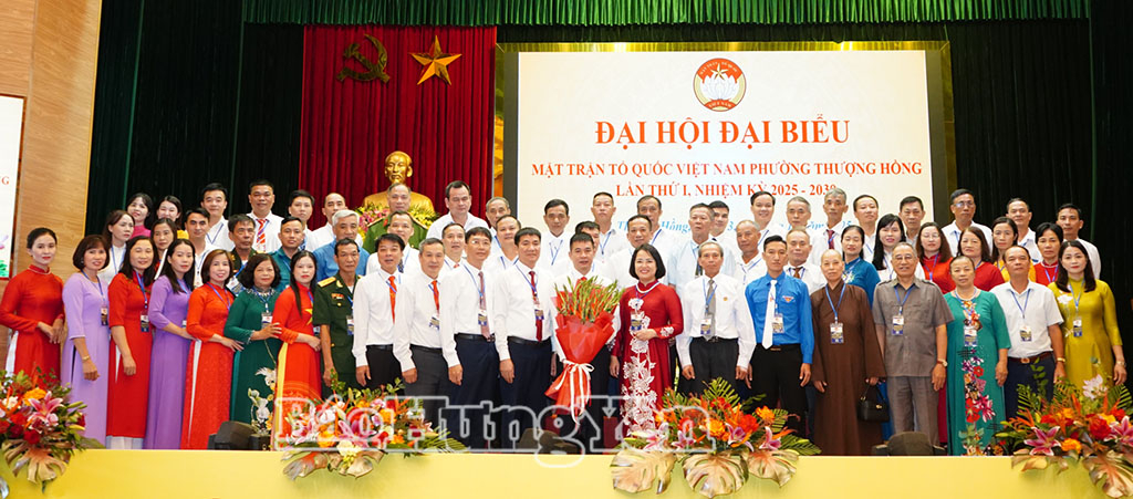 Các đại biểu chụp ảnh lưu niệm với Ủy ban MTTQ Việt Nam phường Thượng Hồng khóa I, nhiệm kỳ 2025 - 2030. Ảnh: Lê Hiếu