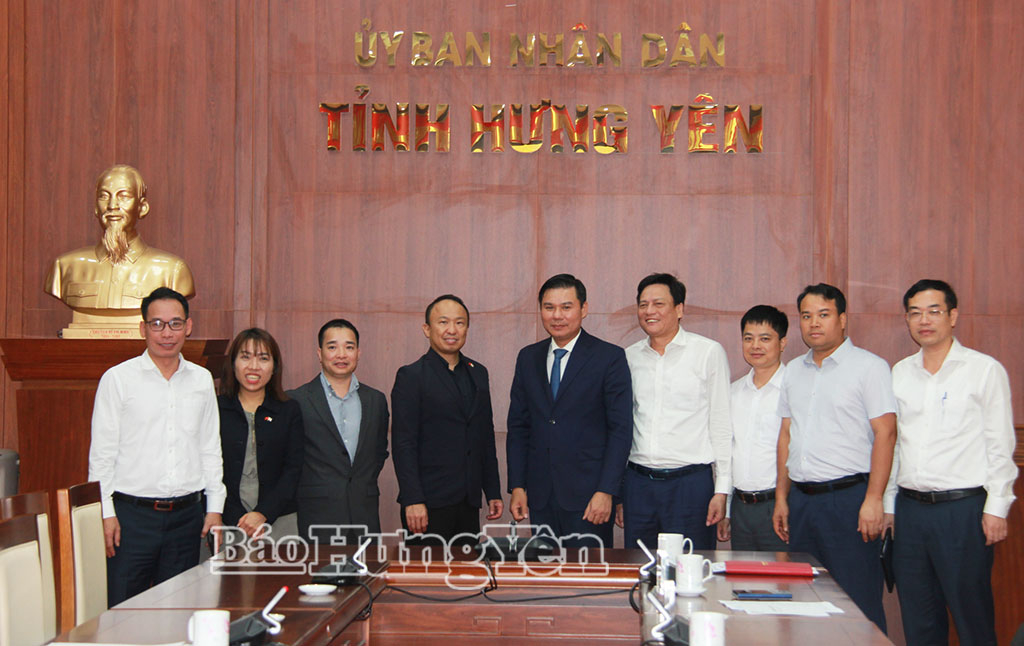 Các đại biểu chụp ảnh lưu niệm.