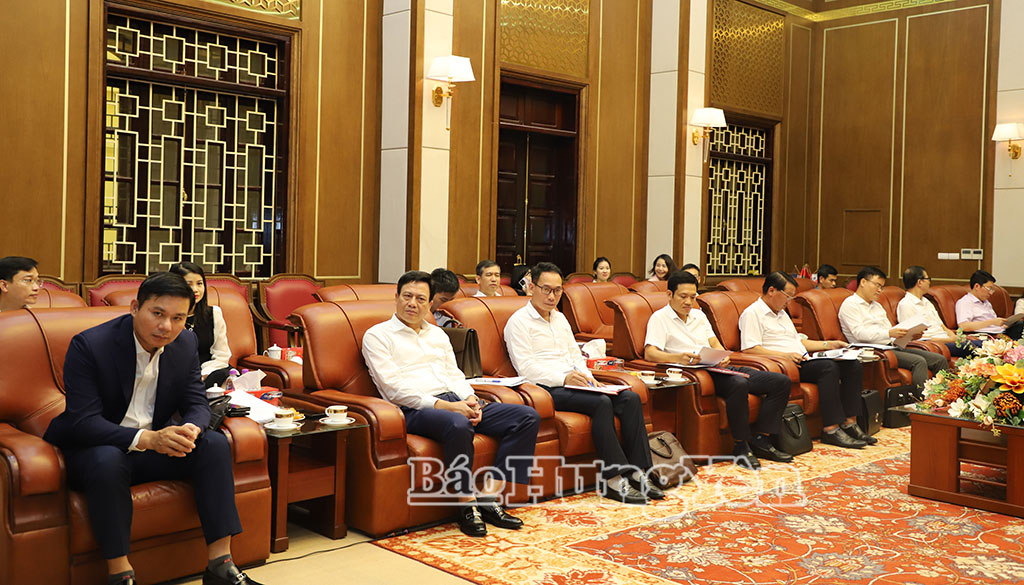 Lãnh đạo UBND tỉnh và các sở, ngành của tỉnh tại buổi làm việc.