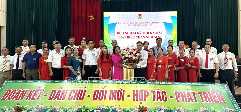 Lãnh đạo xã Bình Định tặng hoa chúc mừng Ban Chấp hành Hội Nông dân xã Bình Định, nhiệm kỳ 2025 - 2030. Ảnh: Thu Thủy 