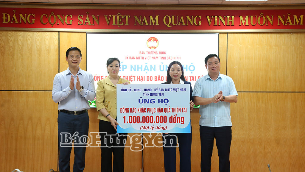 Đoàn công tác của tỉnh Hưng Yên trao tượng trưng số tiền hỗ trợ Nhân dân tỉnh Bắc Ninh khắc phục hậu quả thiên tai.