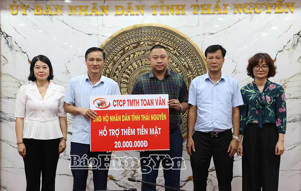 Các doanh nghiệp tỉnh Hưng Yên trao hỗ trợ đồng bào tỉnh Thái Nguyên bị ảnh hưởng bởi thiên tai.