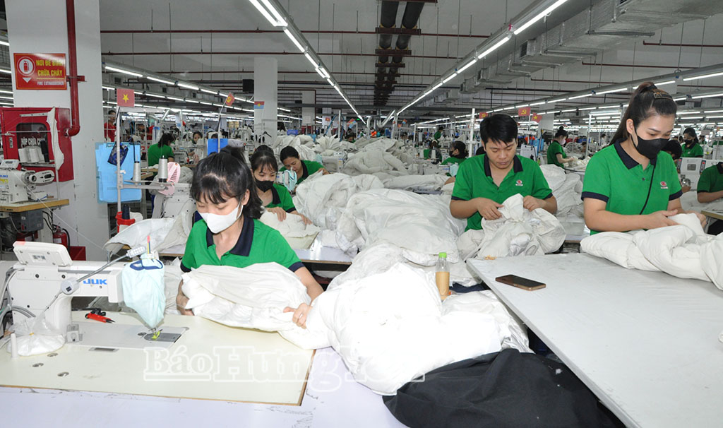 Người lao động Công ty Cổ phần May và dịch vụ xuất nhập khẩu Hưng Long I (xã Việt Tiến) hăng hái tham gia phong trào thi đua 