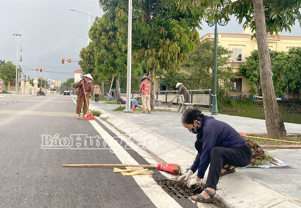 Người dân xã Tiên Lữ tích cực tham gia vệ sinh môi trường.