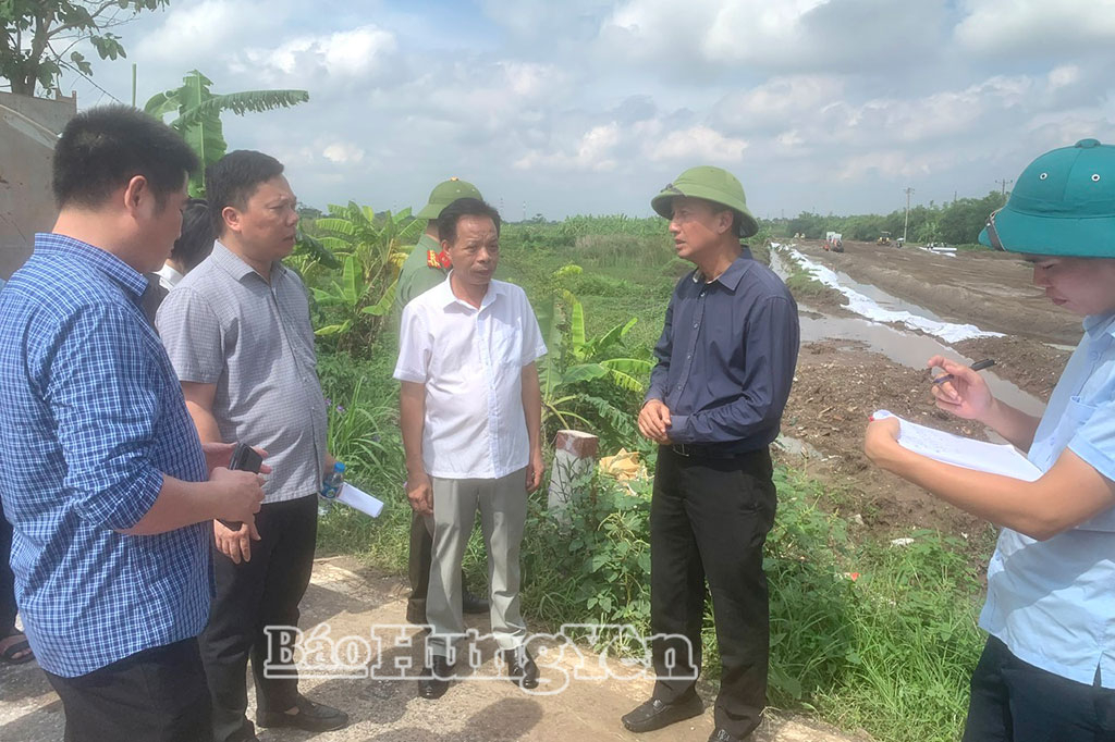Đồng chí Nguyễn Hùng Nam, Phó Chủ tịch UBND tỉnh kiểm tra công tác giải phóng mặt bằng dự án xây dựng tuyến đường kết nối di sản văn hóa du lịch và phát triển kinh tế dọc sông Hồng tại xã Mễ Sở.