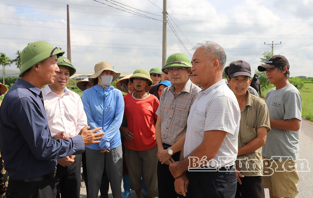 Đồng chí Nguyễn Hùng Nam, Phó Chủ tịch UBND tỉnh trao đổi với người dân xã Châu Ninh có đất thu hồi phục vụ dự án Khu phức hợp đô thị du lịch sinh thái Sân golf Khoái Châu.