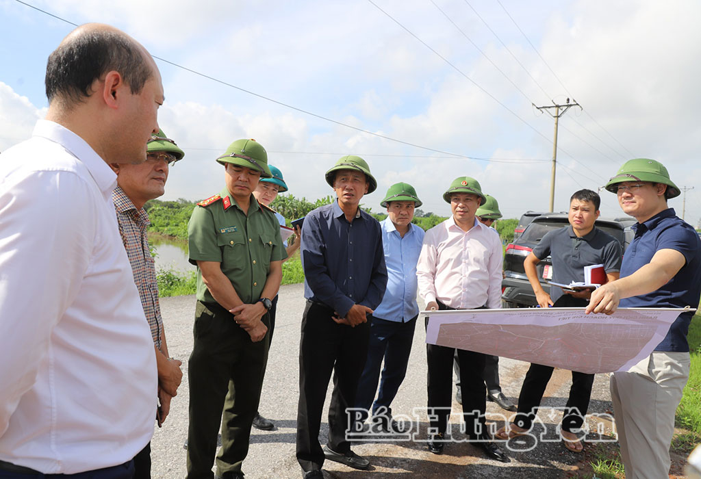 Đồng chí Nguyễn Hùng Nam, Phó Chủ tịch UBND tỉnh kiểm tra công tác giải phóng mặt bằng dự án Khu phức hợp đô thị du lịch sinh thái sân golf Khoái Châu tại xã Châu Ninh.