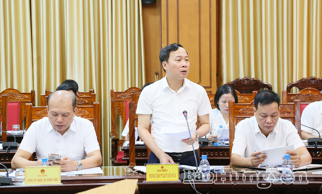 Lãnh đạo Trung tâm Phát triển quỹ đất số 2 báo cáo tình hình giải phóng mặt bằng các dự án giao thông trọng điểm. 