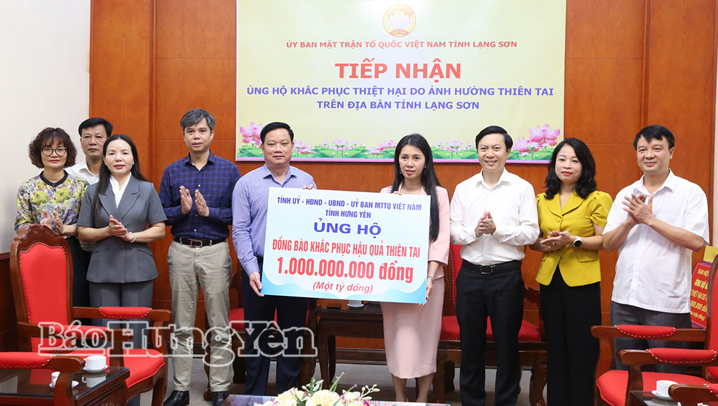 Đoàn công tác của tỉnh Hưng Yên trao tượng trưng số tiền hỗ trợ Nhân dân tỉnh Lạng Sơn khắc phục hậu quả do thiên tai gây ra.
