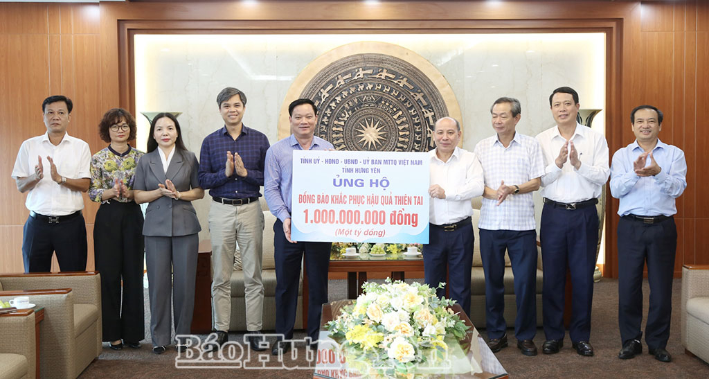 Đoàn công tác của tỉnh Hưng Yên trao tượng trưng số tiền hỗ trợ Nhân dân tỉnh Phú Thọ khắc phục hậu quả do thiên tai gây ra.