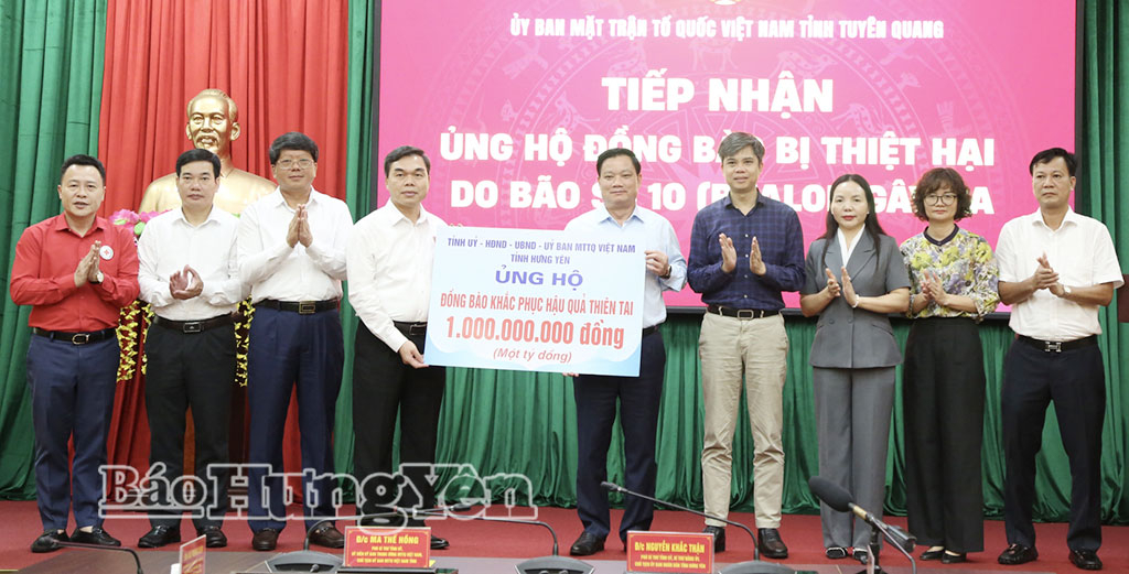 Đoàn công tác của tỉnh Hưng Yên trao tượng trưng số tiền hỗ trợ Nhân dân tỉnh Tuyên Quang khắc phục hậu quả do thiên tai gây ra.