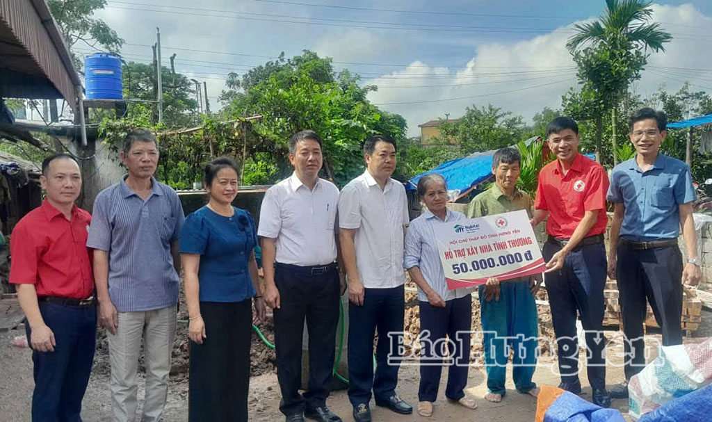 Trao kinh phí hỗ trợ xây nhà cho gia đình ông Phạm Văn Là.