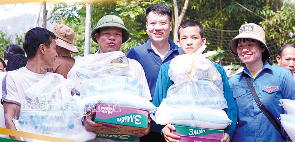 Người dân xã Yên Bình, tỉnh Lạng Sơn nhận hỗ trợ.