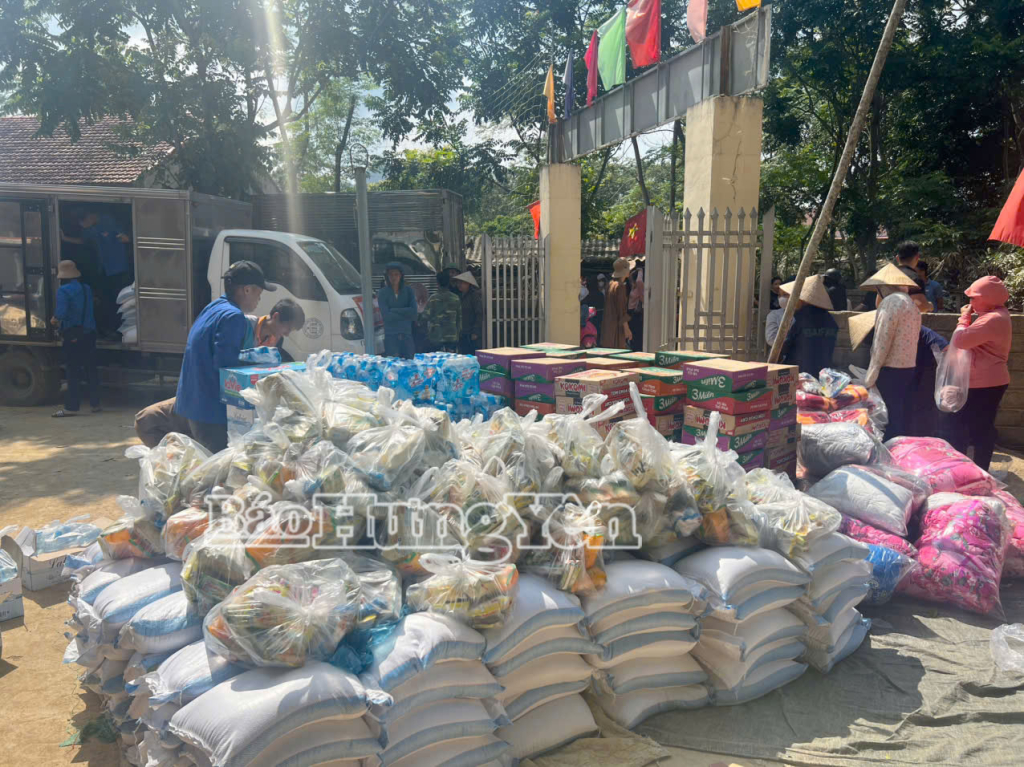 Ủy ban MTTQ Việt Nam xã Đông Hưng hỗ trợ người dân xã Yên Bình, tỉnh Lạng Sơn sau thiên tai.