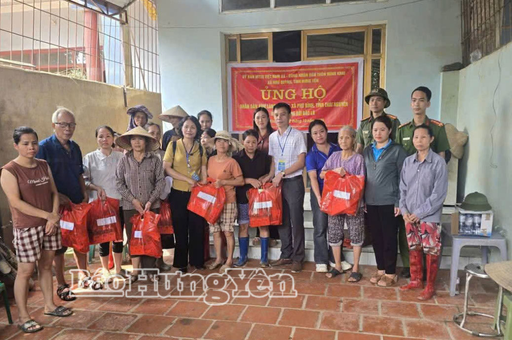 Xã Như Quỳnh (tỉnh Hưng Yên) hỗ trợ Nhân dân xã Phú Bình (tỉnh Thái Nguyên) khắc phục thiệt hại sau bão.