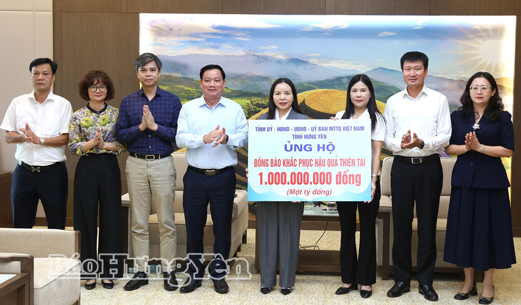 Đoàn công tác của tỉnh Hưng Yên trao tượng trưng số tiền hỗ trợ Nhân dân tỉnh Lào Cai khắc phục hậu quả do thiên tai gây ra.