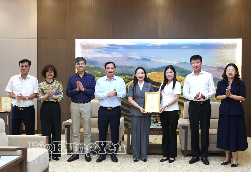 Ủy ban MTTQ Việt Nam tỉnh Lào Cai trao biểu trưng tri ân Đảng bộ, chính quyền và Nhân dân tỉnh Hưng Yên.
