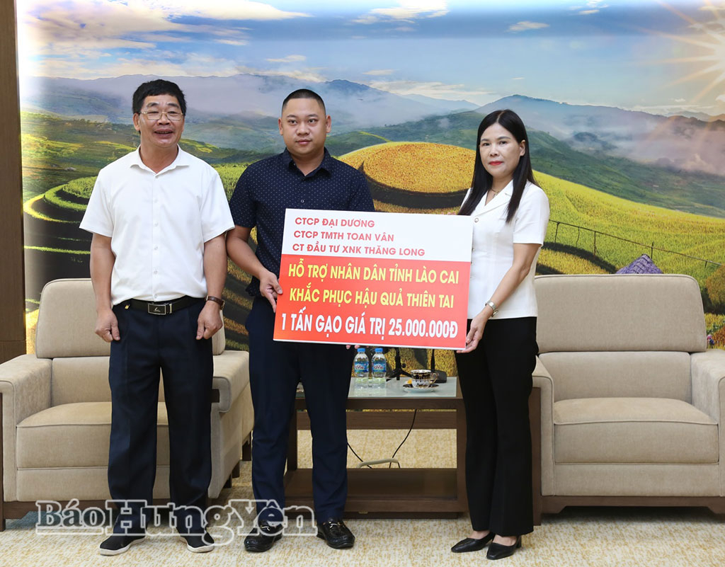 Các doanh nghiệp tỉnh Hưng Yên trao hỗ trợ đồng bào tỉnh Lào Cai bị ảnh hưởng bởi thiên tai.