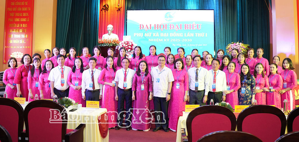 Các đại biểu chụp ảnh lưu niệm cùng Ban Chấp hành Hội LHPN xã Đại Đồng nhiệm kỳ 2025 - 2030.