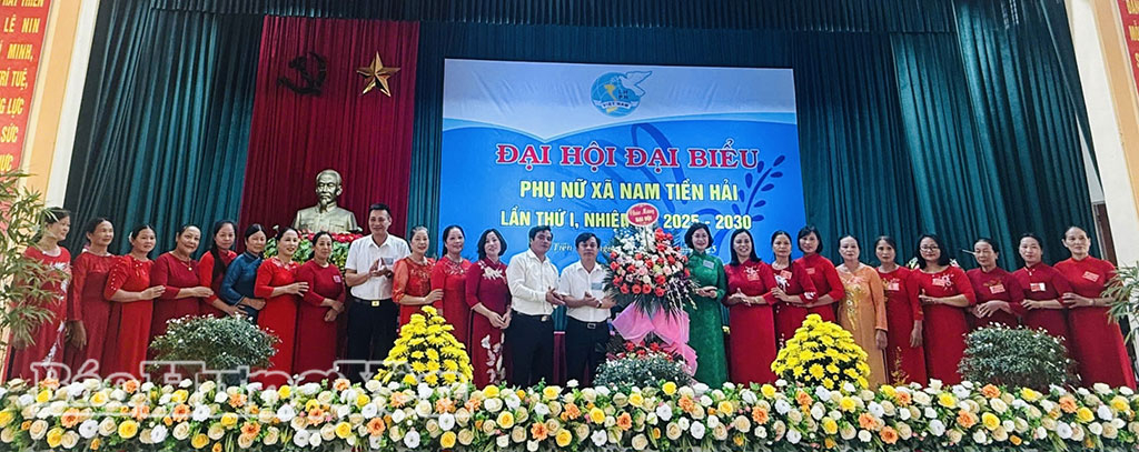 Ban Chấp hành Hội LHPN xã Nam Tiền Hải khóa I, nhiệm kỳ 2025 - 2030 ra mắt Đại hội. Ảnh: Trần Tuấn