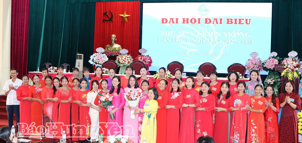 Đại diện Hội LHPN tỉnh, lãnh đạo xã Kiến Xương tặng hoa chúc mừng Ban Chấp hành Hội LHPN xã Kiến Xương nhiệm kỳ 2025 - 2030. Ảnh: Thu Thủy