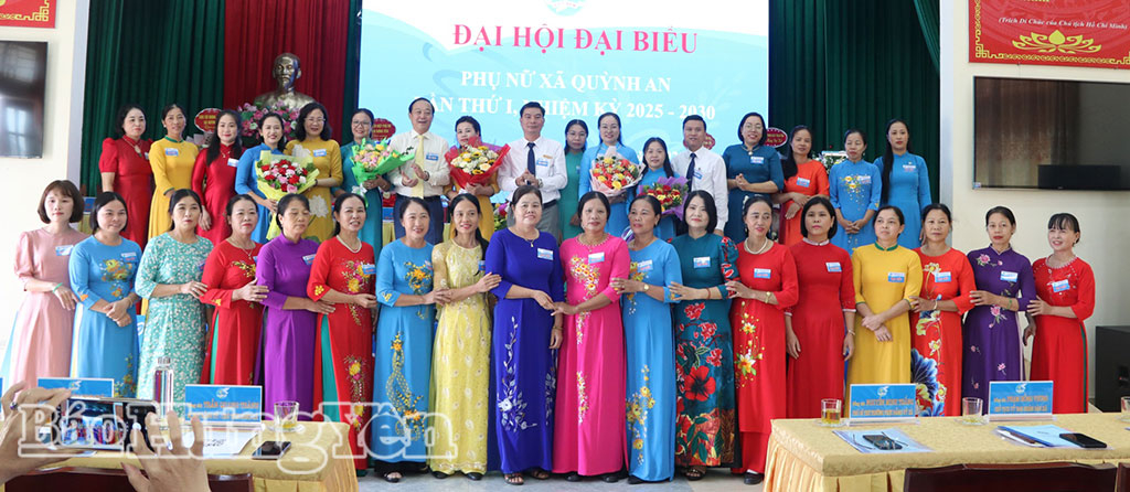 Các đại biểu tặng hoa chúc mừng Ban Chấp hành Hội LHPN xã Quỳnh An, nhiệm kỳ 2025 - 2030. Ảnh: Phương Chi