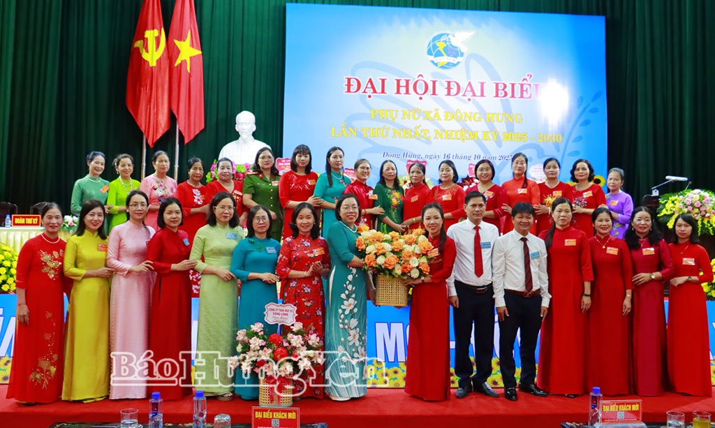 Ban Chấp hành Hội LHPN xã Đông Hưng nhiệm kỳ 2025 - 2030 ra mắt Đại hội. Ảnh: Thu Hiền