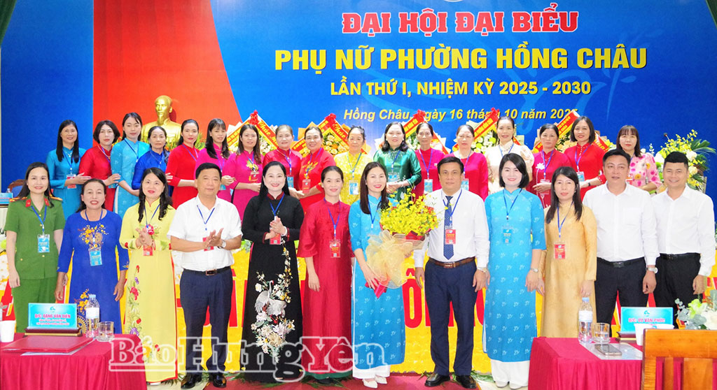 Các đại biểu tặng hoa chúc mừng Ban Chấp hành Hội LHPN phường Hồng Châu nhiệm kỳ 2025 - 2030. Ảnh: Phương Châm