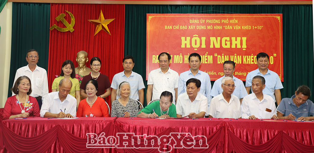 Các đại biểu chứng kiến kiến đảng viên và đại diện gia đình ký cam kết thực hiện mô hình