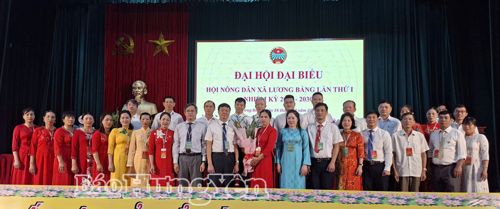 Các đại biểu tặng hoa chúc mừng Ban Chấp hành Hội Nông dân xã Lương Bằng, nhiệm kỳ 2025 - 2030.