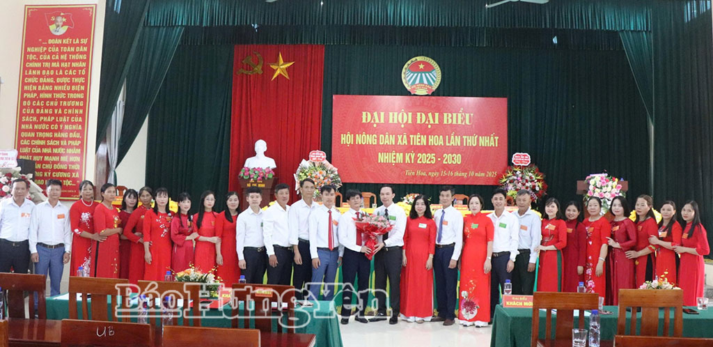 Các đại biểu chụp ảnh lưu niệm cùng Ban Chấp hành Hội Nông dân xã Tiên Hoa, nhiệm kỳ 2025-2030.