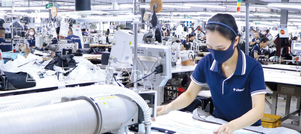 Sản xuất tại Công ty Cổ phần May xuất khẩu Việt Thái, xã Bình Nguyên.