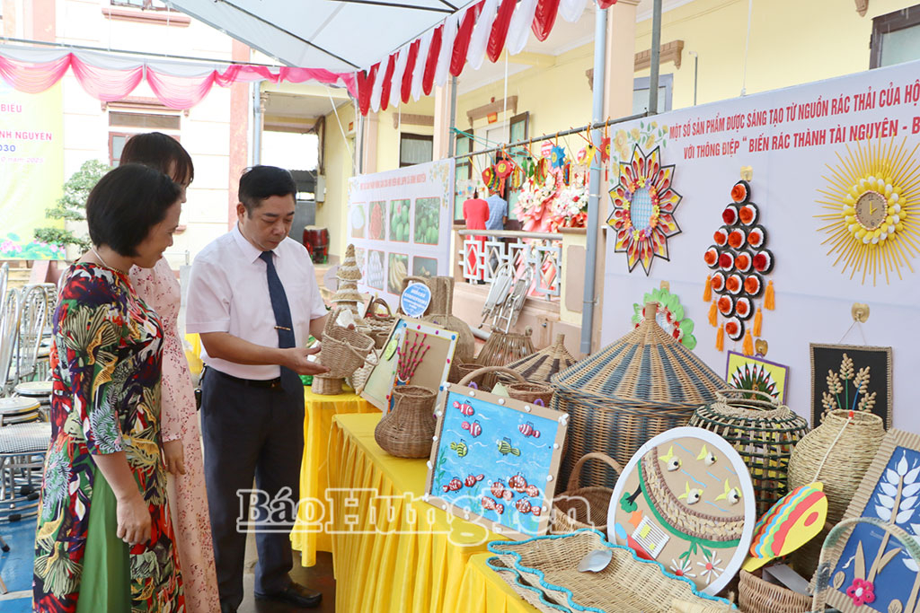Lãnh đạo xã Bình Nguyên tham quan các sản phẩm mây tre đan của HTX Sản xuất hàng thủ công mỹ nghệ mây tre đan Thanh Tân.