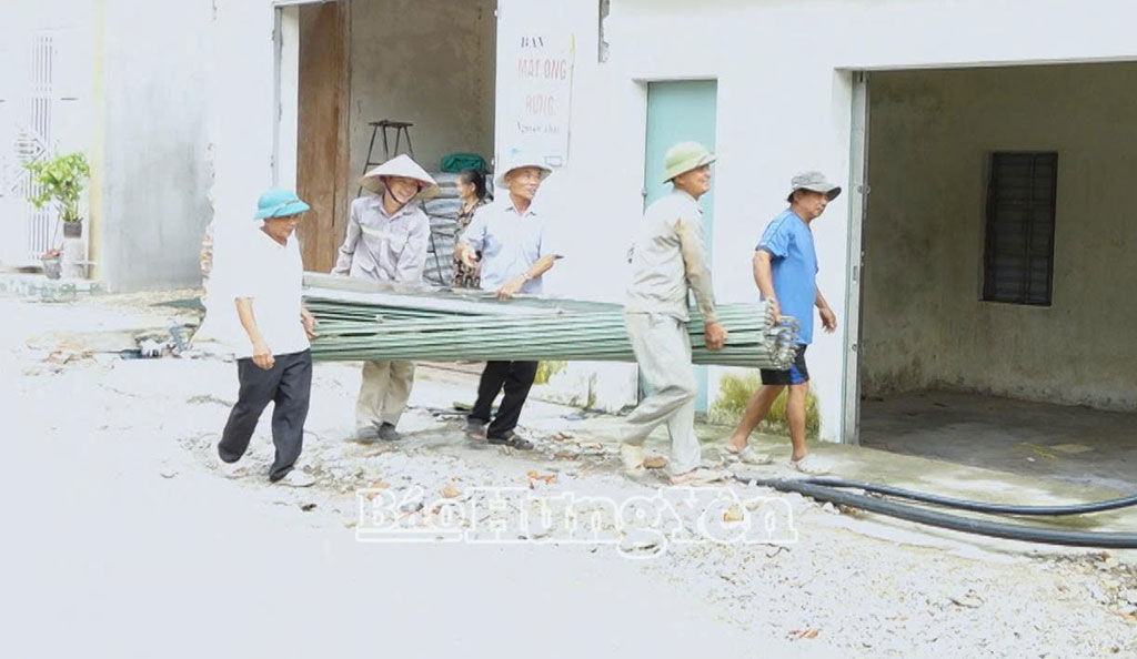 Người dân thôn Mỹ Giá (xã Quỳnh Phụ) tháo dỡ và di dời các tài sản của gia đình để phục vụ công tác giải phóng mặt bằng thi công đường giao thông.