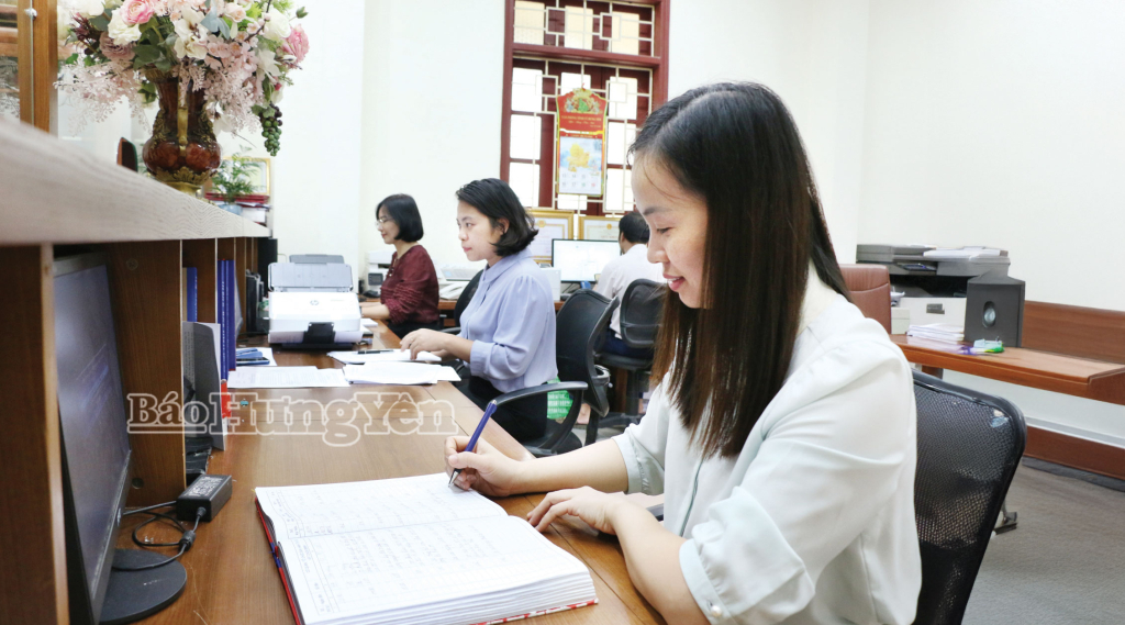 Cán bộ, công chức Văn phòng Tỉnh ủy thực hiện nhiệm vụ chuyên môn.