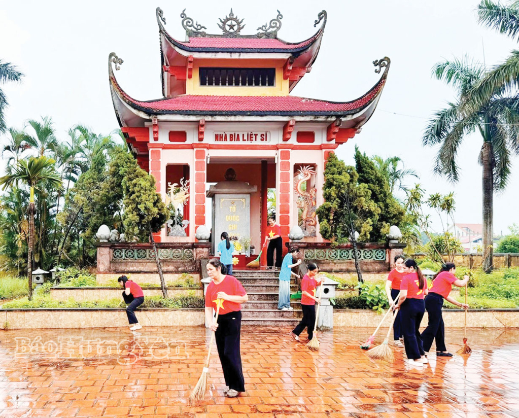 Người dân xã Đại Đồng thực hiện vệ sinh khu nhà bia liệt sĩ.