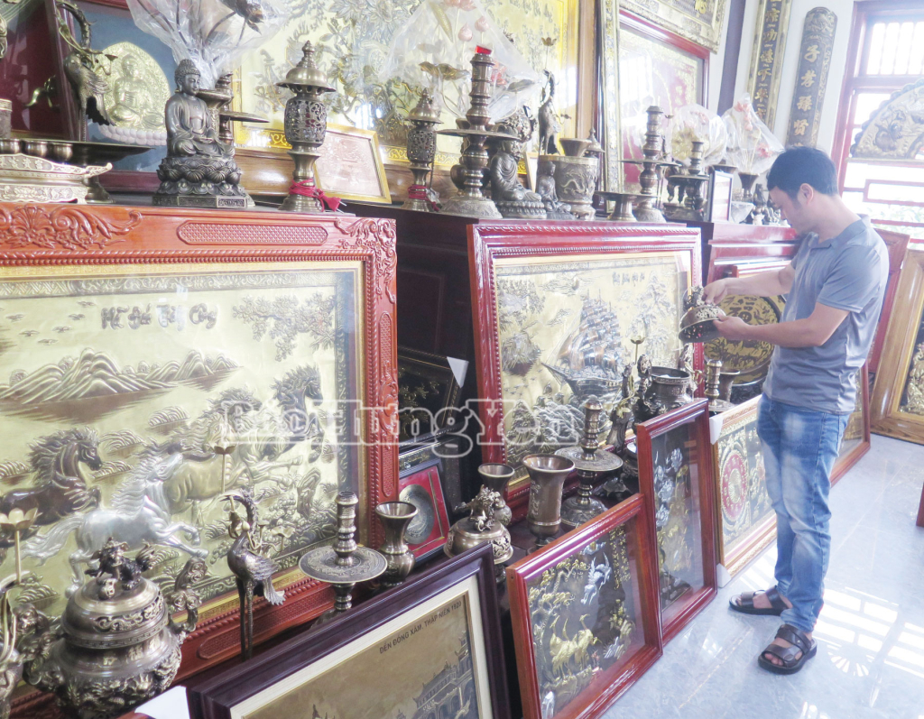 Đa dạng các sản phẩm của làng nghề chạm bạc Đồng Xâm.