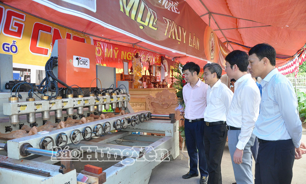 Nhiều loại máy móc hiện đại đã được ứng dụng vào sản xuất đồ gỗ ở thôn Thụy Lân, xã Việt Yên.