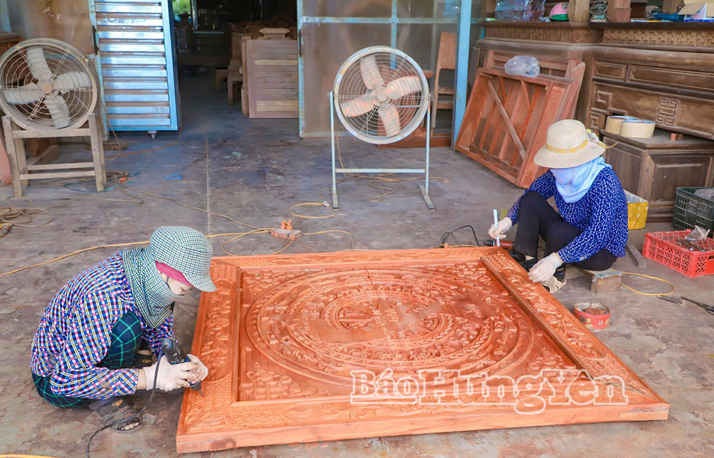 Hoàn thiện sản phẩm đồ mộc ở Làng nghề mộc Thụy Lân, xã Việt Yên.