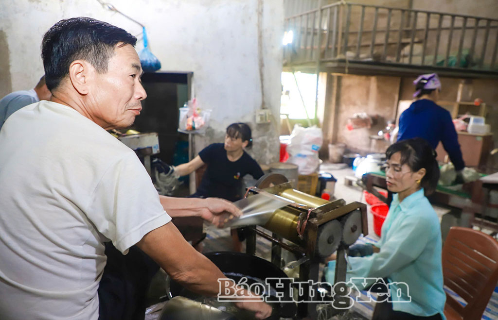 Ứng dụng máy móc vào sản xuất miến dong ở thôn Lại Trạch, xã Việt Yên.